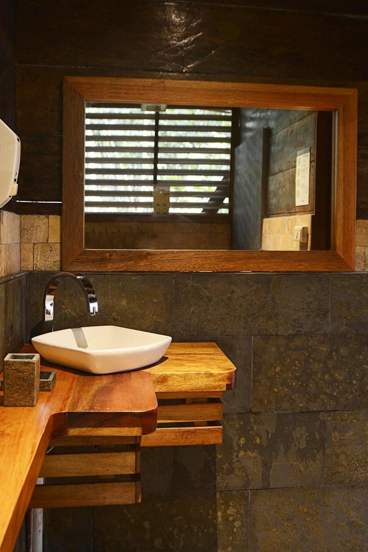 Jamu Lodge Puerto Montufar Екстер'єр фото